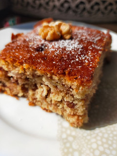 Leckeres Bananenbrot vom Backblech mit Nüssen, Schokolade und Apfelmus Rezepthauptbild