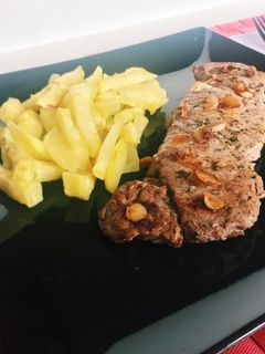 Una foto de Entrecot de ternera a la plancha con patatas al microondas