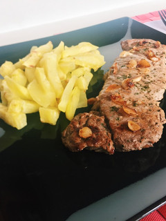 Una foto de Entrecot de ternera a la plancha con patatas al microondas