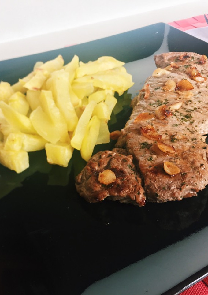 Una foto de Entrecot de ternera a la plancha con patatas al microondas