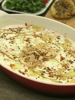 A picture of Fatteh with Yogurt and Chickpeas.