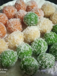 नारियल लड्डू (Nariyal ladoo recipe in Hindi) रेसिपी मुख्य फोटो