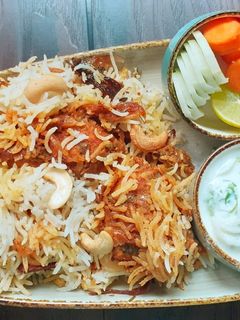 हैदराबादी चिकन दम बिर्याणी (chicken dum biryani recipe in marathi) रेसिपी चे मुख्य फोटो