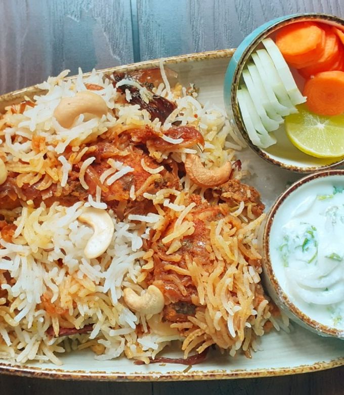 हैदराबादी चिकन दम बिर्याणी (Chicken Dum Biryani Recipe In Marathi) रेसिपी  Hema Wane द्वारे - Cookpad