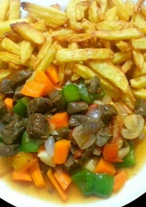 A picture of Chips and liver sauce.