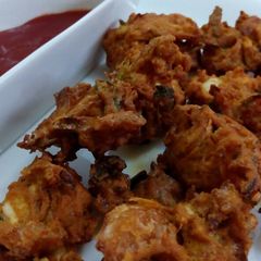 A picture of Anday aur piyaz ke pakoray.