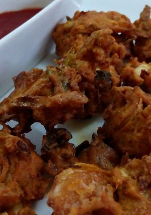 A picture of Anday aur piyaz ke pakoray.