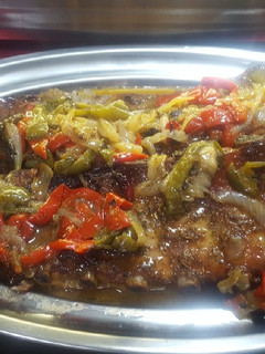 Una foto de Costillar al horno con verduras