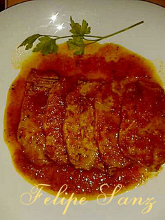 Una foto de Lomo de cerdo en salsa de naranja y pimientos rojos asados