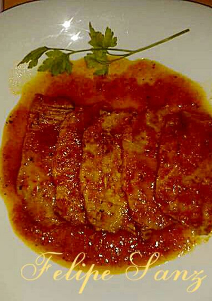 Una foto de Lomo de cerdo en salsa de naranja y pimientos rojos asados