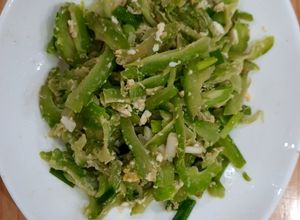 Hình của món Mướp đắng xào trứng.