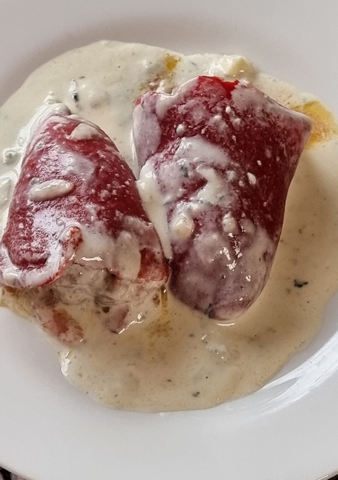 Una foto de Pimientos rellenos en salsa de roquefort