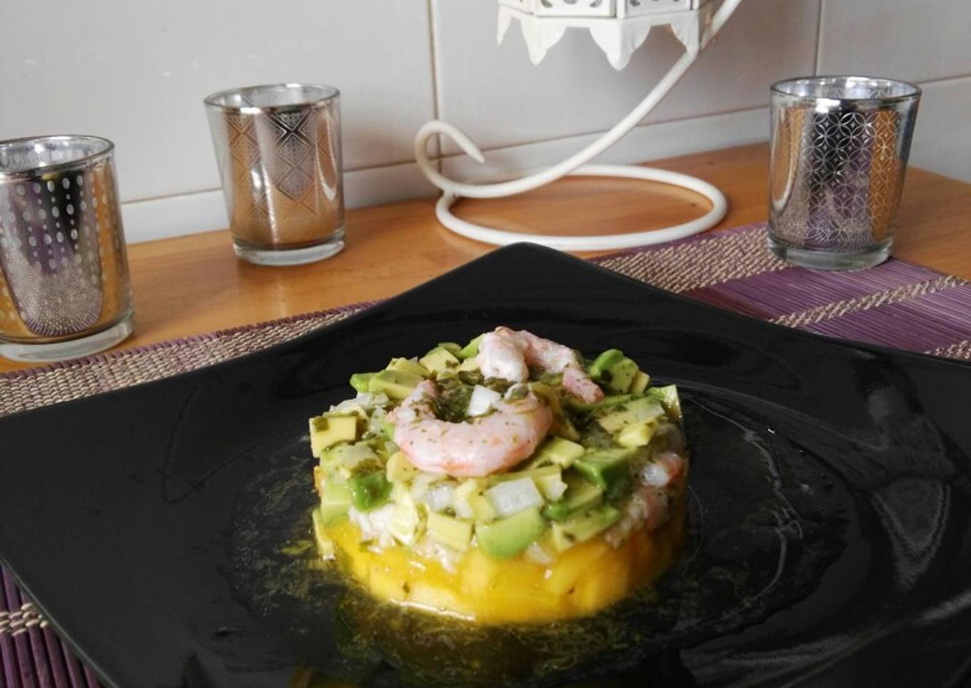 Tartar de aguacate, mango y gambas