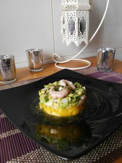 Una foto de Tartar de aguacate, mango y gambas