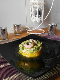 Una foto de Tartar de aguacate, mango y gambas