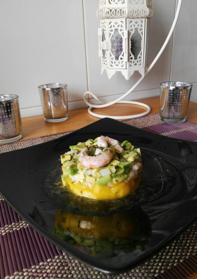Una foto de Tartar de aguacate, mango y gambas