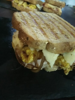 Una foto de Sándwich cremoso de Pavo y Cebolla