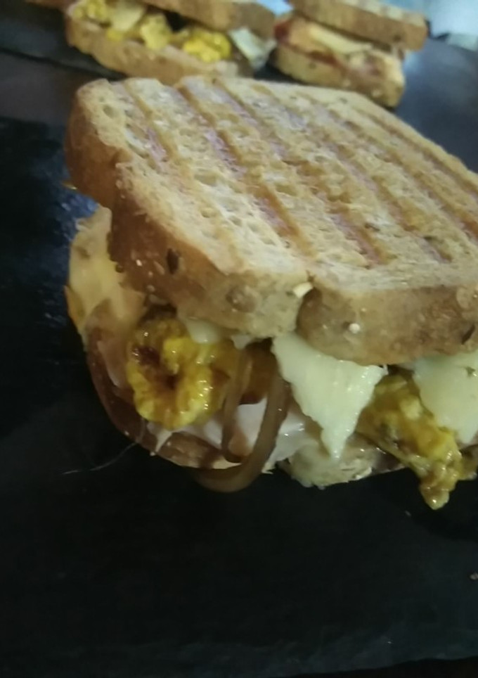 Una foto de Sándwich cremoso de Pavo y Cebolla