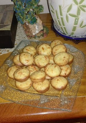 Una foto de Mini muffins de cebolla y queso gouda