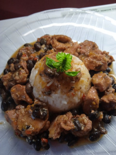 Una foto de Guiso de porotos negros con cerdo, chorizo y panceta