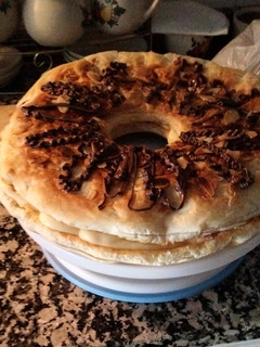 Una foto de Roscón de hojaldre relleno de crema pastelera