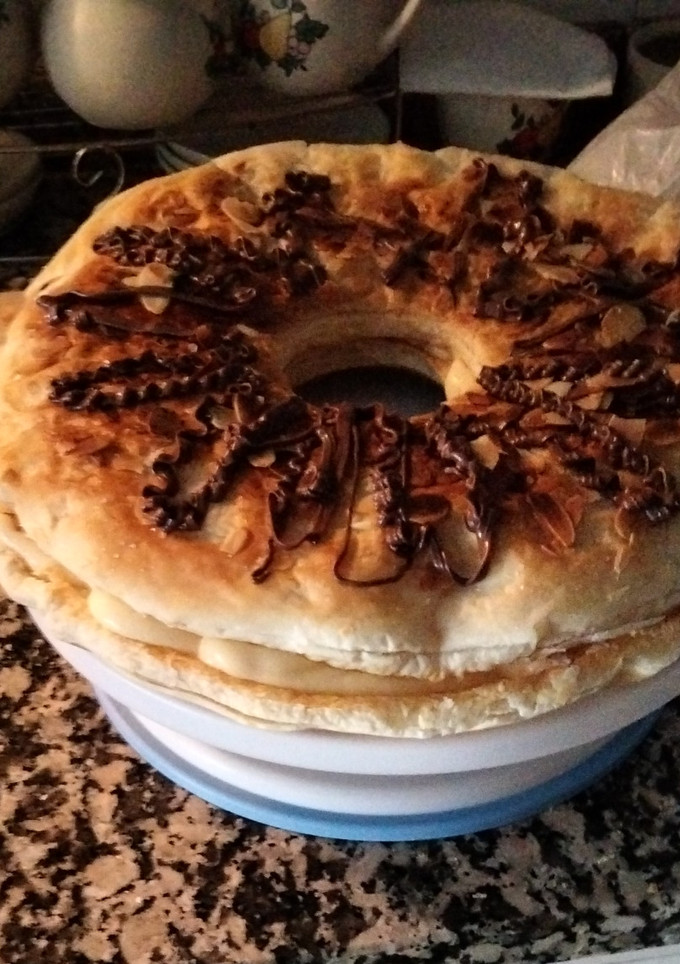 Una foto de Roscón de hojaldre relleno de crema pastelera