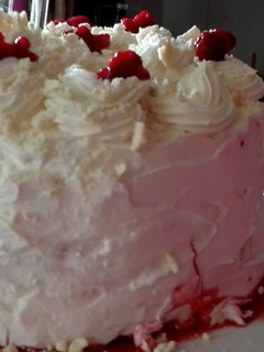 Una foto de Torta artesanal de merengue frambuesa