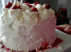 Una foto de Torta artesanal de merengue frambuesa