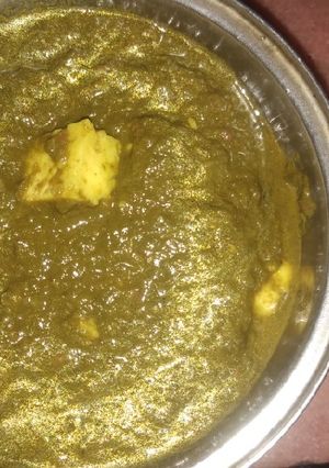 A picture of Palak paneer.