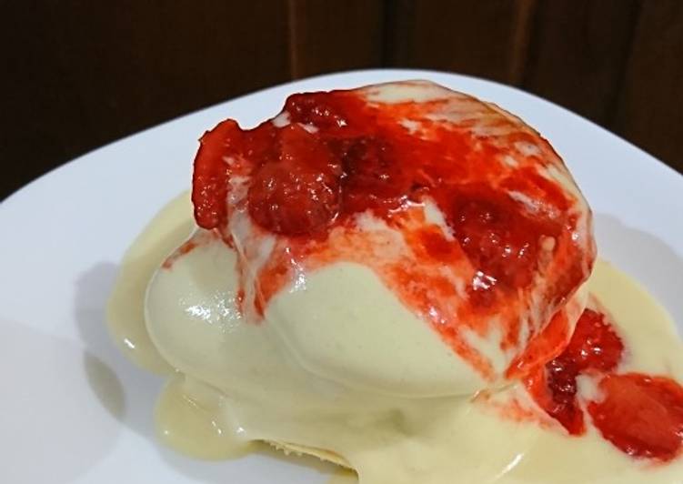 Fluffy pancake, vanilla sauce, strawberry coulis