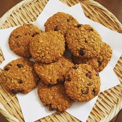 A picture of Chocolate chip oatmeal cookies.