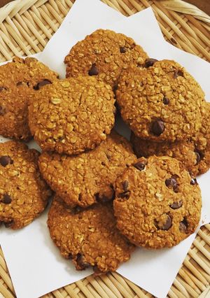 A picture of Chocolate chip oatmeal cookies.