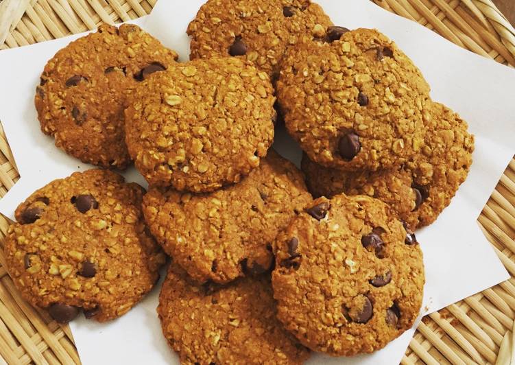 Chocolate chip oatmeal cookies