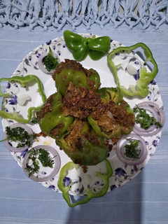 भरली सिमला मिरची (Bharli shimla mirchi recipe in marathi) रेसिपी चे मुख्य फोटो