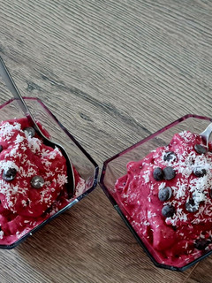 Una foto de Helado de plátano y frutos rojos en Monsieur Cuisine