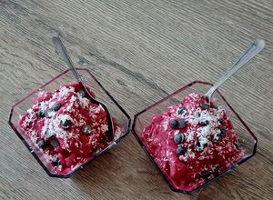 Foto principal de Helado de plátano y frutos rojos en Monsieur Cuisine