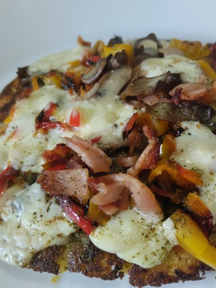 Una foto de Torticas de coliflor a la pizza🍕de champiñones🍄, jamón🥓, queso🧀 y pimientos🍕🌶️