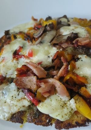 Una foto de Torticas de coliflor a la pizza🍕de champiñones🍄, jamón🥓, queso🧀 y pimientos🍕🌶️