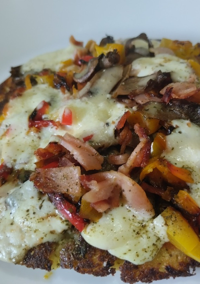 Una foto de Torticas de coliflor a la pizza🍕de champiñones🍄, jamón🥓, queso🧀 y pimientos🍕🌶️