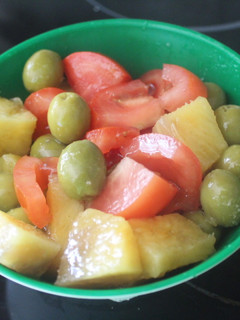 Una foto de Ensalada de piña, tomate y aceitunas