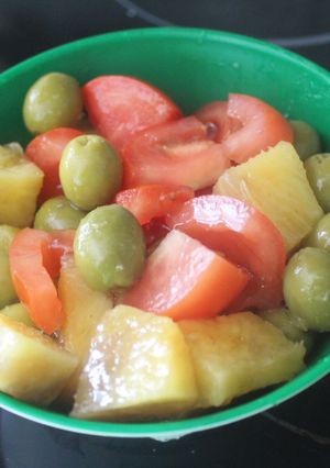 Una foto de Ensalada de piña, tomate y aceitunas