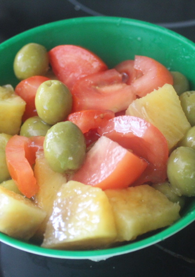 Una foto de Ensalada de piña, tomate y aceitunas