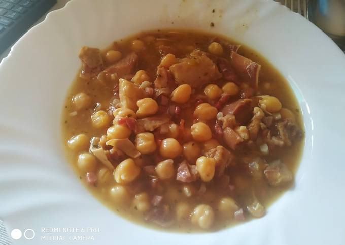 Garbanzos en fritada con crujiente de oreja