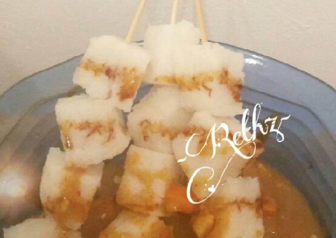 Langkah Mudah untuk Membuat Omelet Kari Kental &amp; Lontong Tusuk ala rethz Anti Gagal