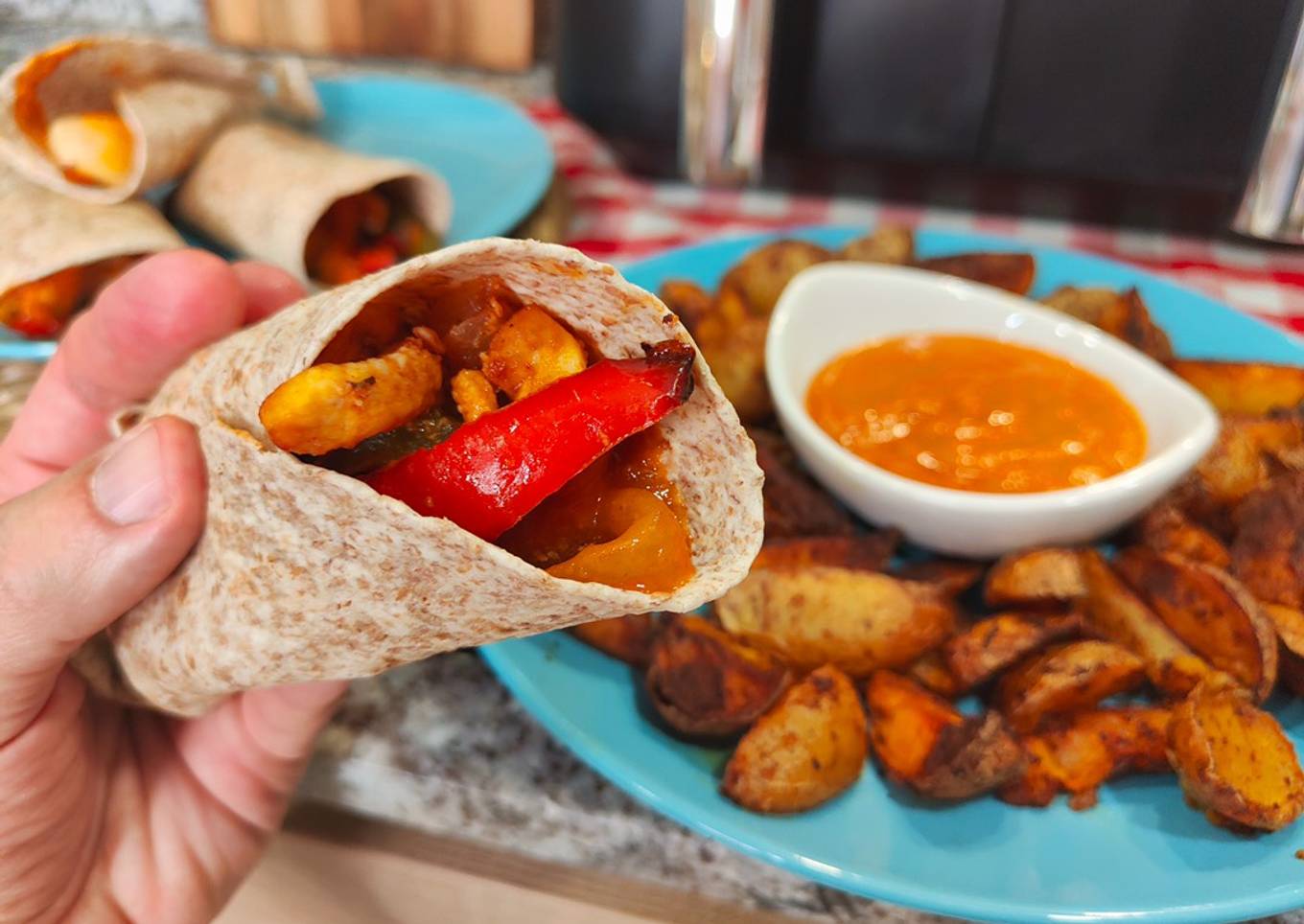 Fajitas de pollo con patatas bravas caseras en AirFryer Ninja Foodi Dual Zone