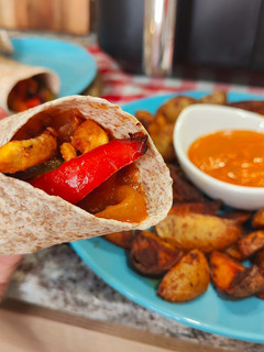 Una foto de Fajitas de pollo con patatas bravas caseras en AirFryer Ninja Foodi Dual Zone