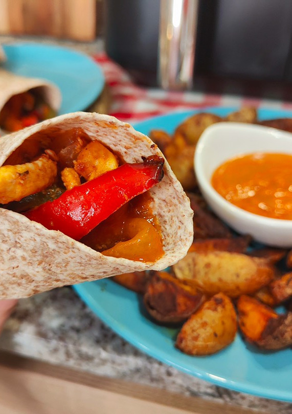 Una foto de Fajitas de pollo con patatas bravas caseras en AirFryer Ninja Foodi Dual Zone