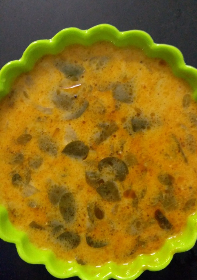 தேங்காய் பால் முருங்கை கீரை குழம்பு செய்முறை முக்கிய புகைப்படம்