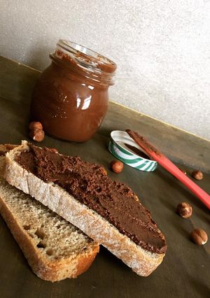 Une photo de La pâte à tartinernoisettes et chocolat noir