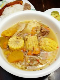Una foto de Sopón de Hueso de Paleta, Arroz y Tajadas